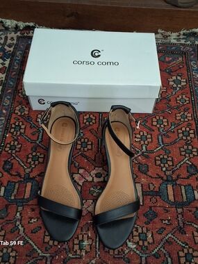Corso Como Black Leather Ankle-Strap Sandals. Milan-based.